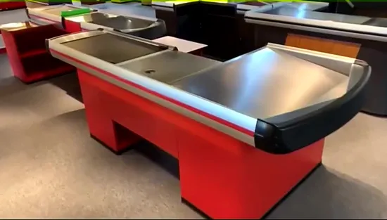 小売店のチェックアウトカウンター/レジ係